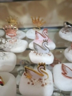 Βότσαλο με βασίλισσα κύκνο