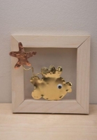 Ορείχαλκος στο ψαράκι καδράκι ξύλινο